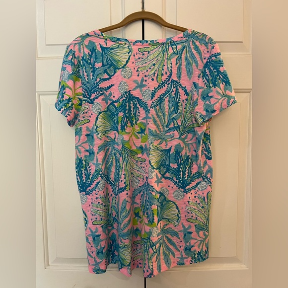Lilly Pulitzer Pink Tropical V-Neck Tee with Blue & Green Sea Print EUC Size M - Picture 8 of 8